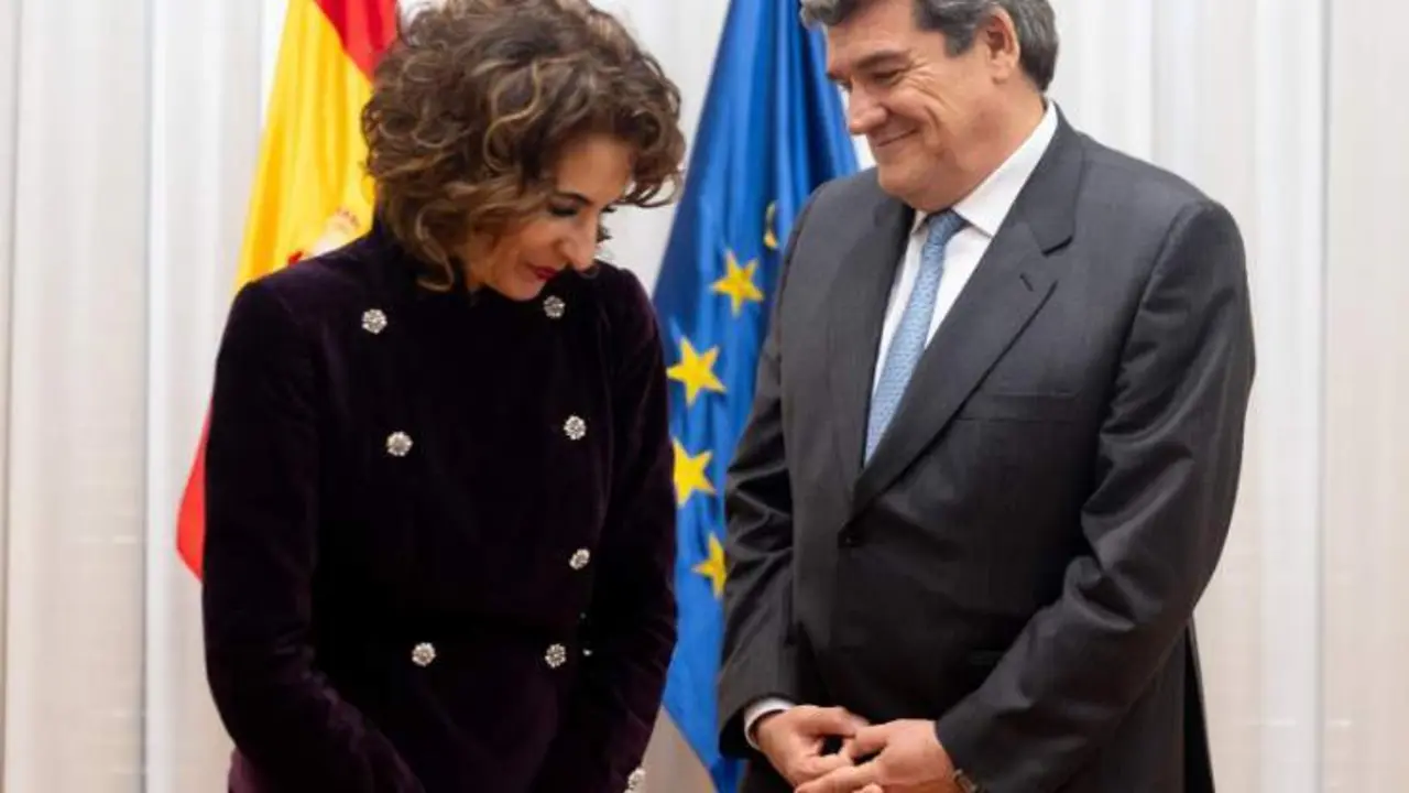  El ministro de Transformaci&oacute;n Digital y Funci&oacute;n P&uacute;blica, Jos&eacute; Luis Escriv&aacute;, y la vicepresidenta primera y ministra de Hacienda, Mar&iacute;a Jes&uacute;s Montero - Eduardo Parra 