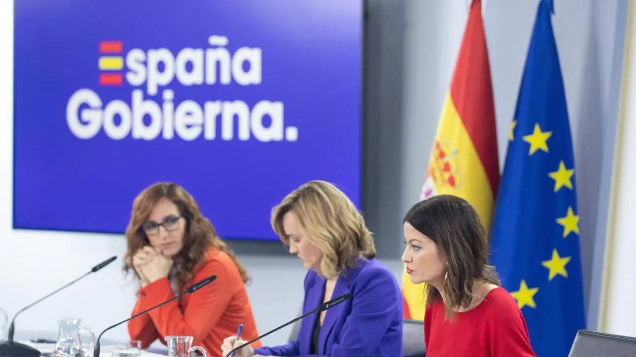  (I-D) La ministra de Sanidad, M&oacute;nica Garc&iacute;a; la ministra de Educaci&oacute;n, Formaci&oacute;n Profesional y Deporte, Pilar Alegr&iacute;a y la ministra de Infancia y Juventud, Sira Rego, durante una rueda de prensa - Eduardo Parra - Europa Press 