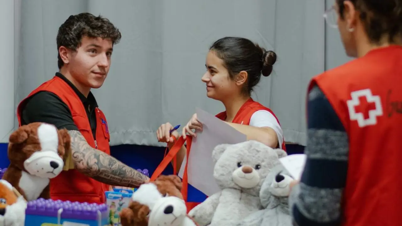  Voluntarios de Cruz Roja con juguetes donados 