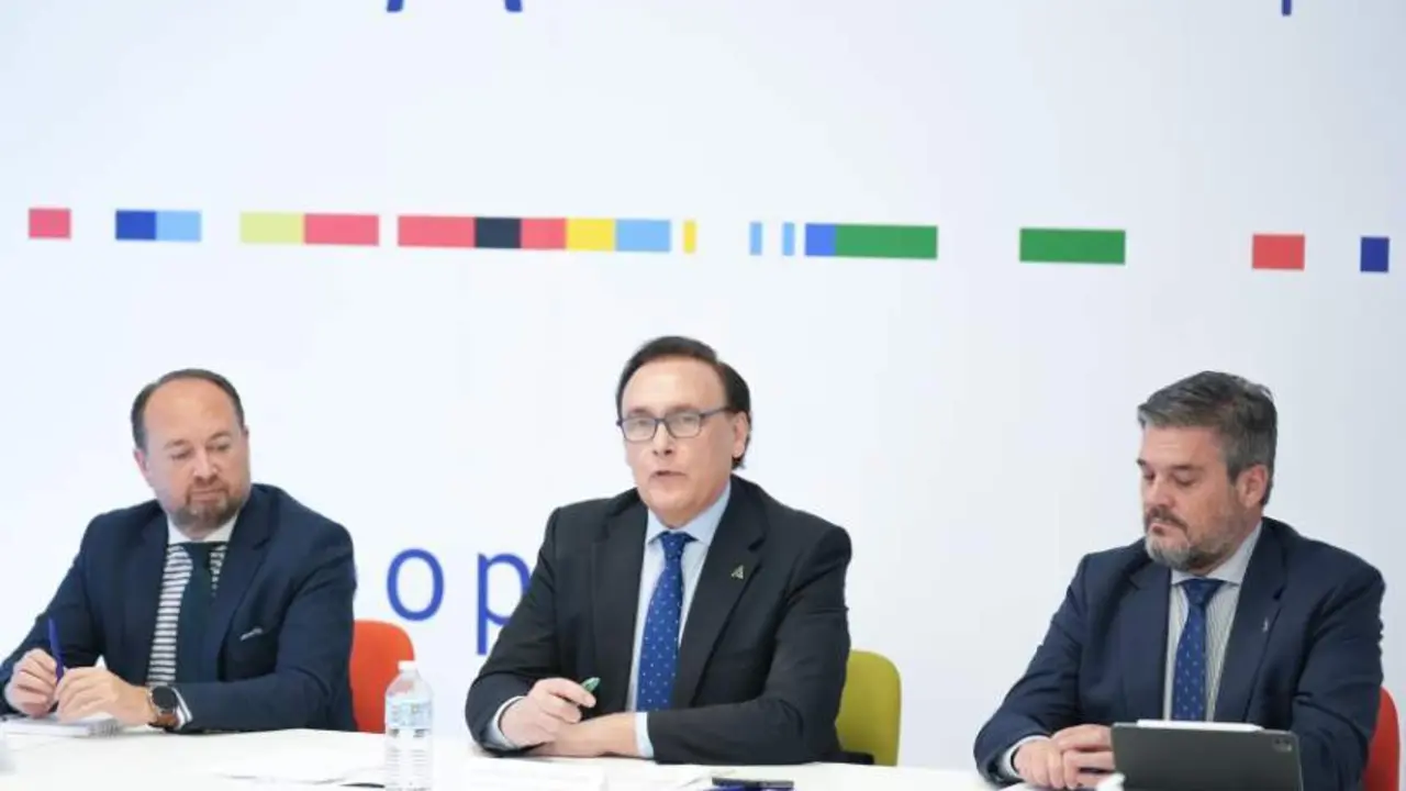  El consejero de Universidad, Investigaci&oacute;n e Innovaci&oacute;n, Jos&eacute; Carlos G&oacute;mez Villamandos (c), junto al director del PCT Cartuja, Luis P&eacute;rez (d), y el secretario general de Universidad, Ram&oacute;n Herrera de las Heras, en una reuni&oacute;n 