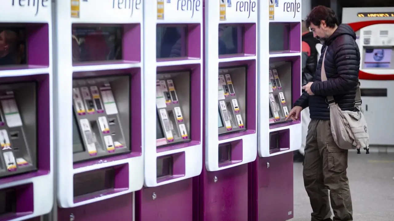  Archivo - Un hombre en las m&aacute;quinas auto-venta de Renfe, en la estaci&oacute;n Puerta de Atocha-Almudena Grandes con motivo del inicio del Puente de la Constituci&oacute;n, a 2 de diciembre de 2022, en Madrid (Espa&ntilde;a). - A. P&eacute;rez Meca - Europa Press - Archivo 