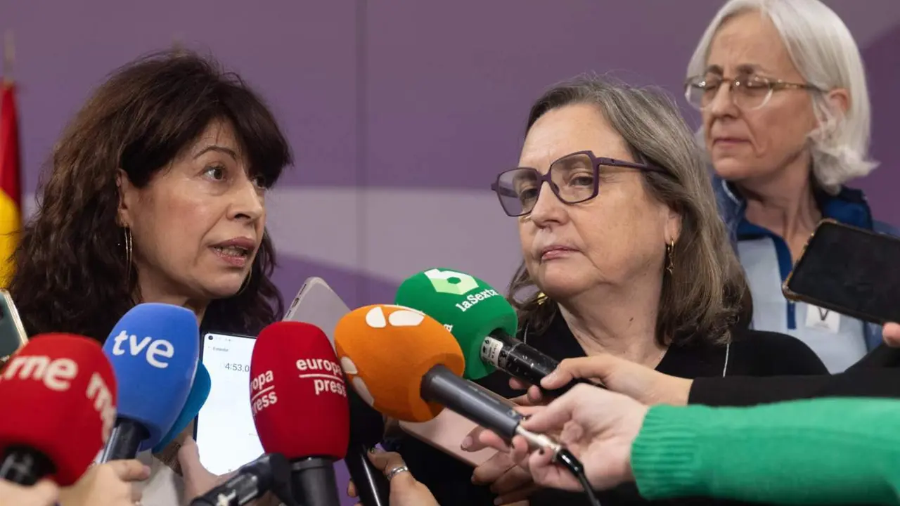  La ministra de Igualdad, Ana Redondo (i), atiende a medios tras reunirse con CIMA, 