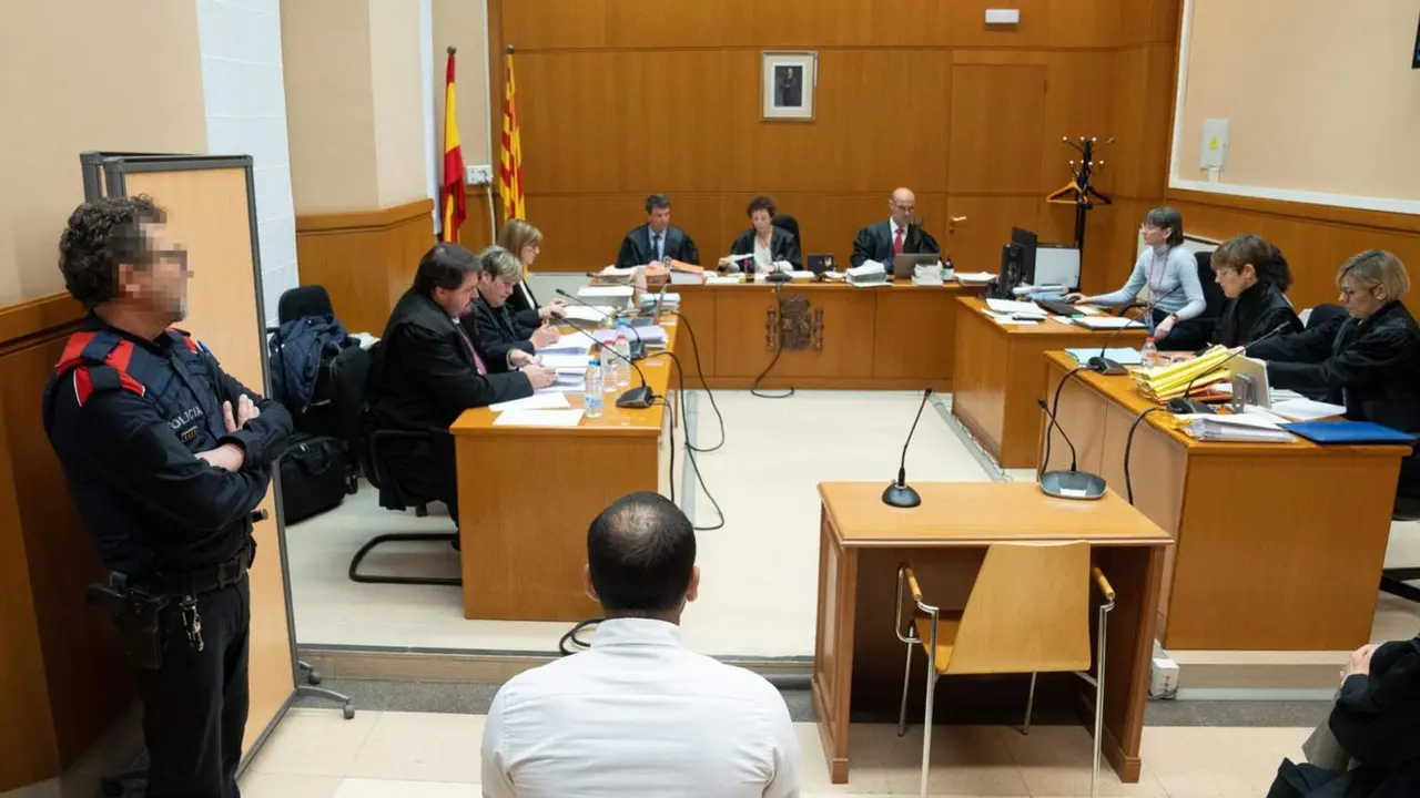  El exfutbolista Dani Alves (c) durante un juicio en la Audiencia de Barcelona, a 5 de febrero de 2024, en Barcelona, Catalunya (Espa&ntilde;a). - EUROPA PRESS/D.Zorrakino. POOL - Europa Press 
