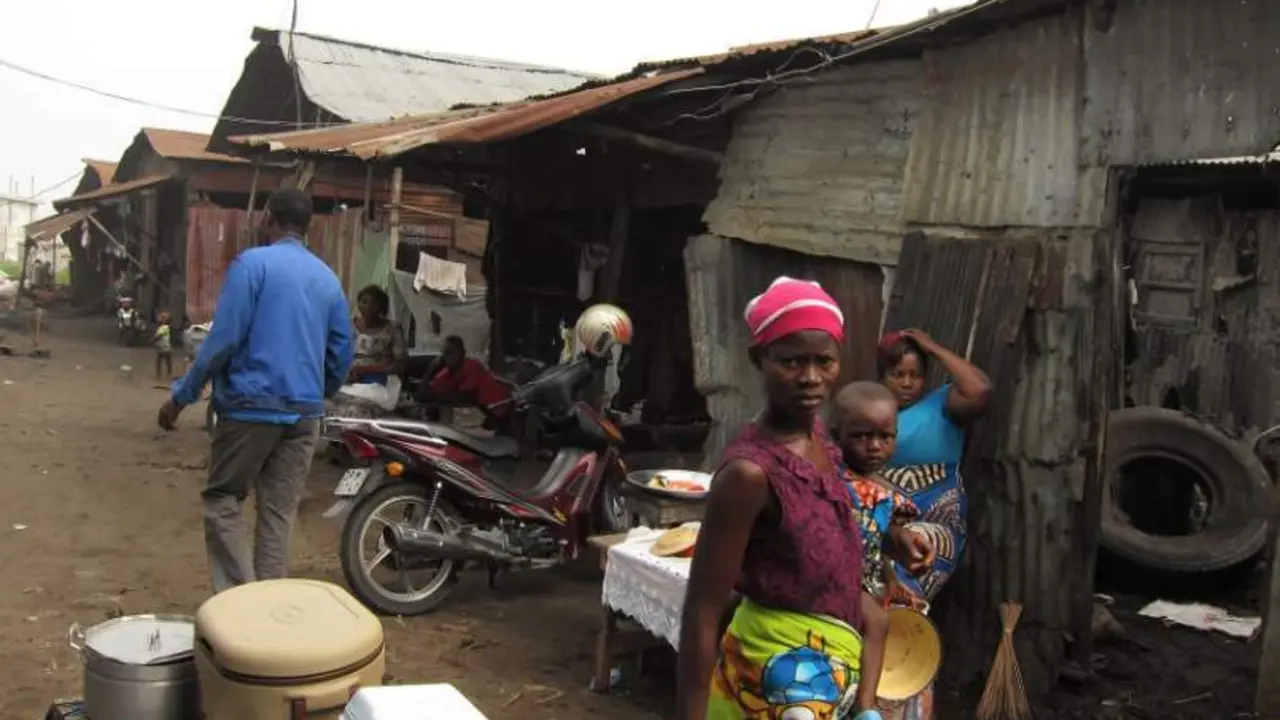 Mujer con su hijo en el mercado de Dantokpa, Cotonou, Ben&iacute;n, &Aacute;frica 