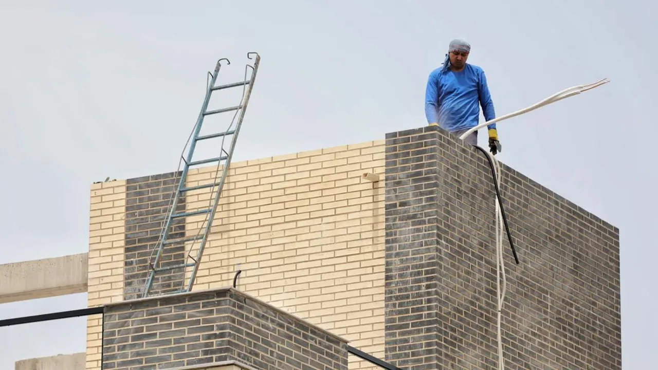  Archivo - Un operario trabajando en la construcci&oacute;n - Eduardo Parra - Europa Press - Archivo 