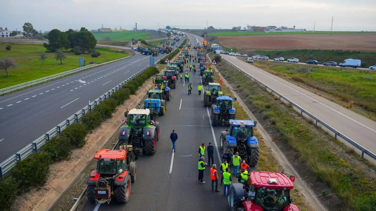  Imagen de archivo de tractores en una de las protestas anteriores de los agricultores en la provincia de Sevilla - Francisco J. Olmo - Europa Press 