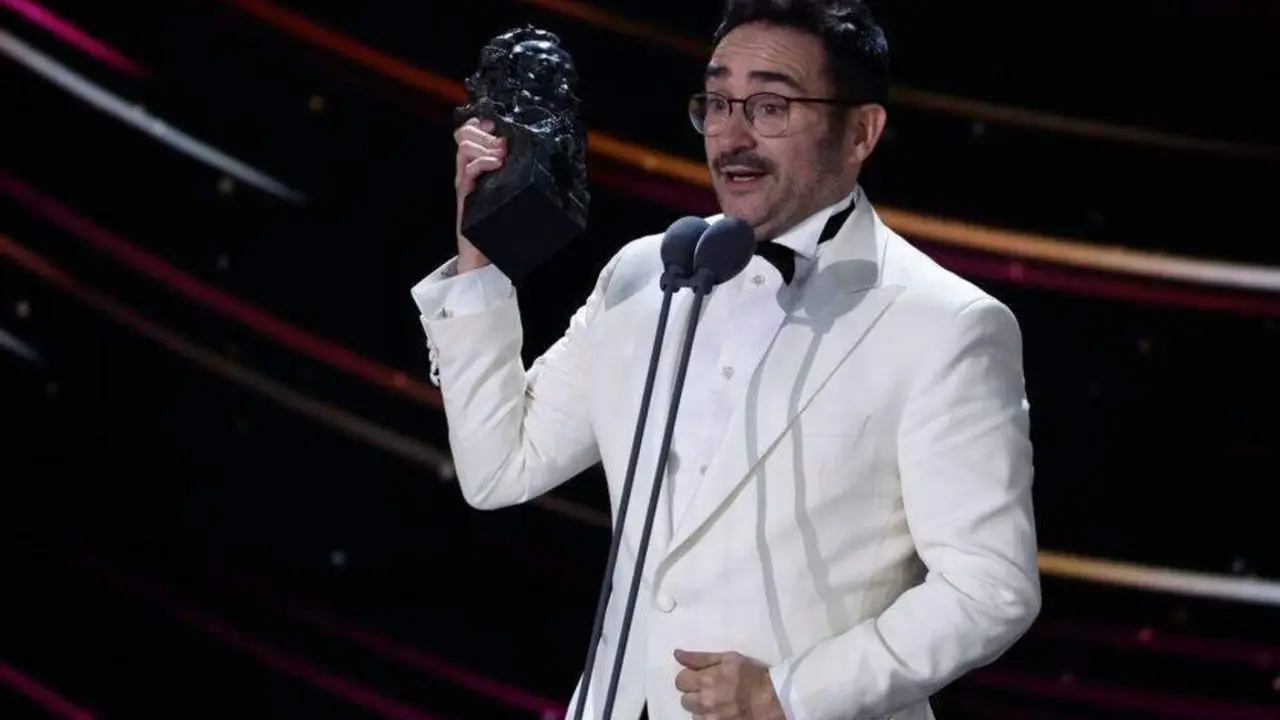  VALLADOLID, 10/02/2024.- El realizador Juan Antonio Bayona tras recibir en nombre del compositor estadounidense Michael Giacchino el Goya a &acute;Mejor m&uacute;sica original&acute; por su trabajo en &acute;La sociedad de la nieve&acute; durante la ceremonia de entrega de la 38 edici&oacute;n de los Premios Goya que se celebra este s&aacute;bado en Valladolid. EFE/Chema Moya. 