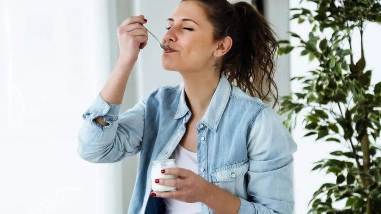  Mujer comi&eacute;ndose un yogur. Imagen: Mejor con salud 