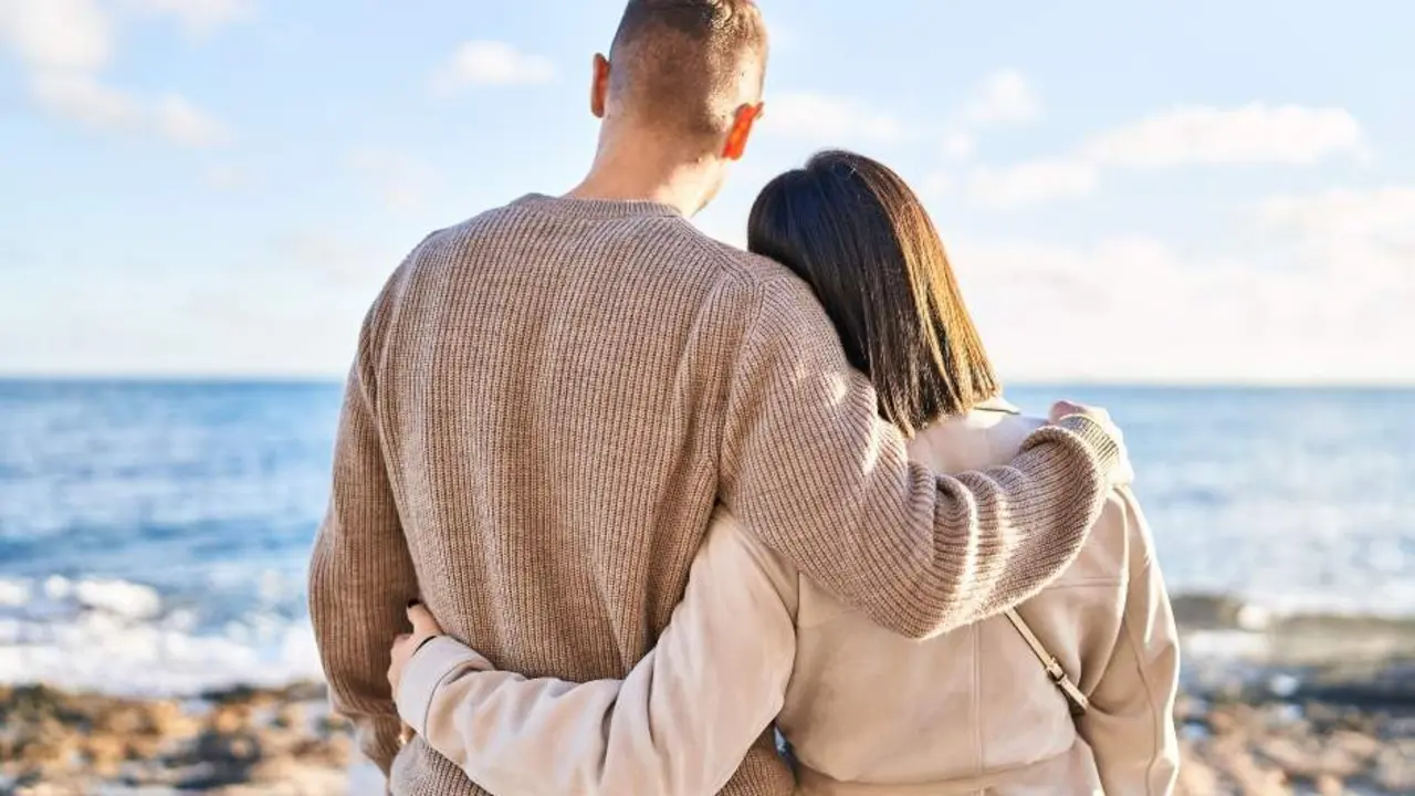  Pareja frente al mar. 