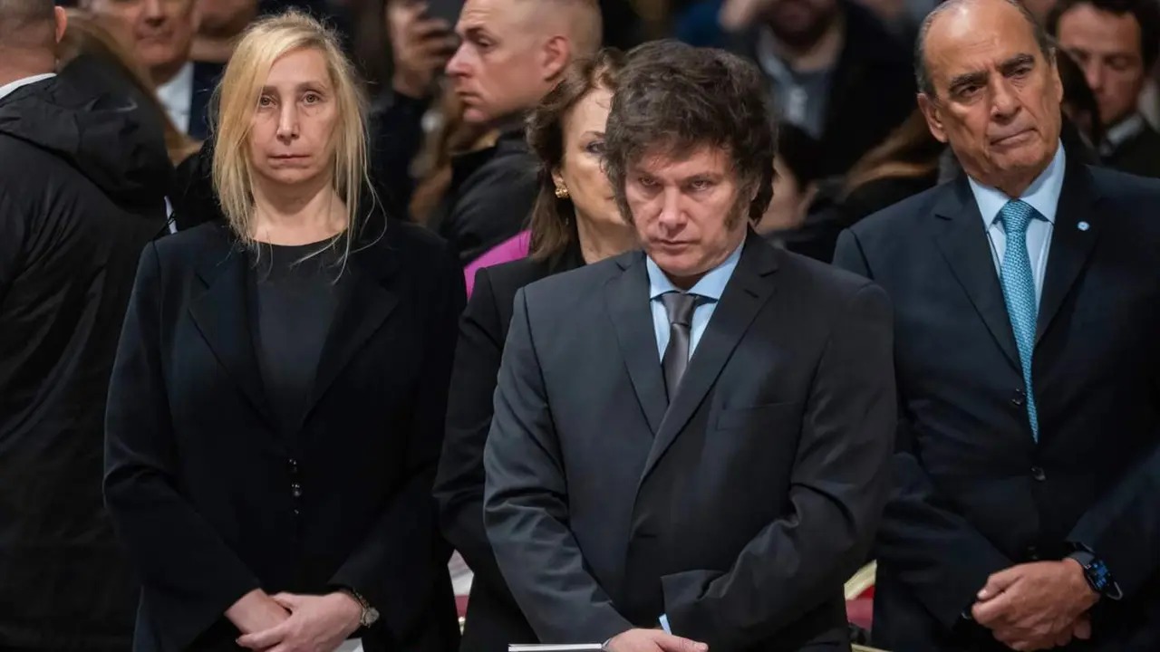  El presidente de Argentina, Javier Milei, durante la misa de canonizaci&oacute;n de la primera santa argentina, 'Mama Antula' - Stefano Costantino/SOPA Images v / DPA 