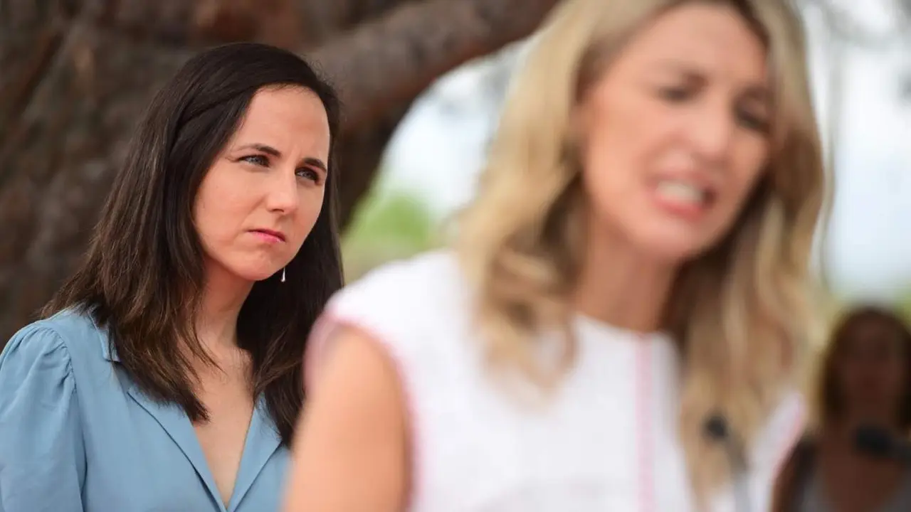  Archivo - La secretaria general de Podemos, Ione Belarra,detr&aacute;s de la vicepresidenta Yolanda D&iacute;az, l&iacute;der de Sumar - Iv&aacute;n Delgado - Europa Press - Archivo 