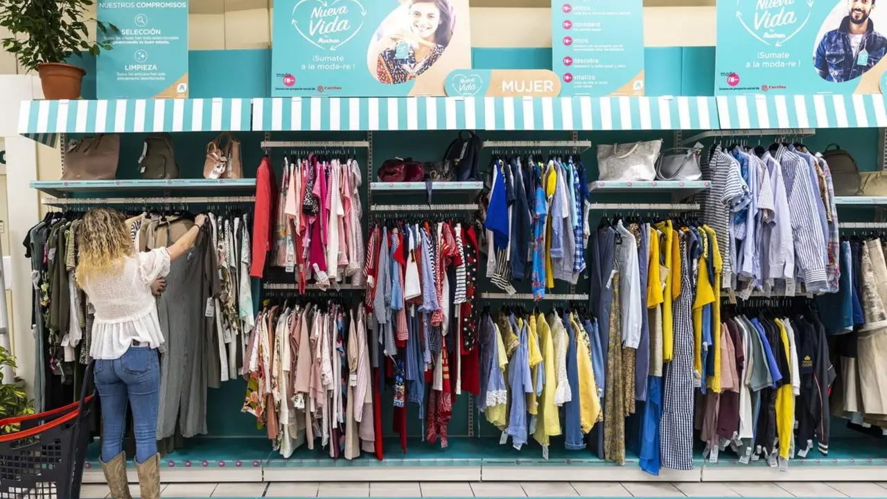  Archivo - C&oacute;rner de ropa de segunda mano en un hipermercado - EVA MA&Ntilde;EZ/ALCAMPO Y MODA-RE - Archivo 