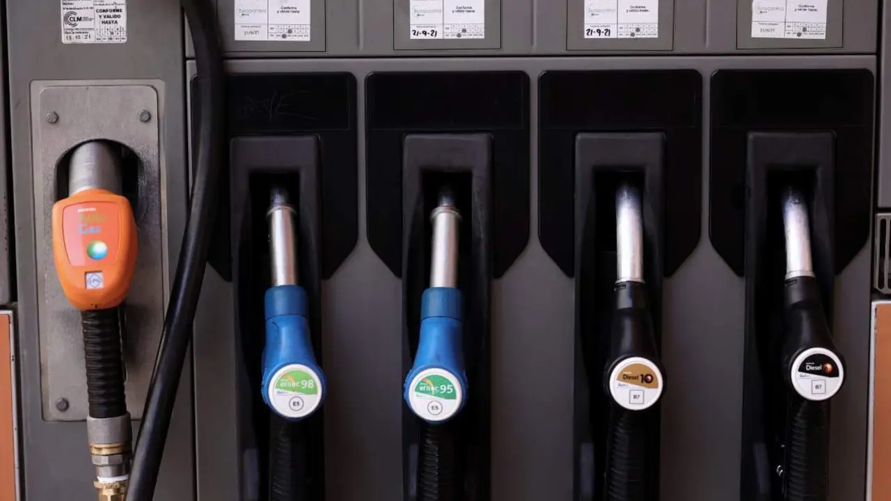  Archivo - Varias mangueras de carburante, en una gasolinera, a 28 de octubre de 2021, en Madrid (Espa&ntilde;a). - Eduardo Parra - Europa Press - Archivo 