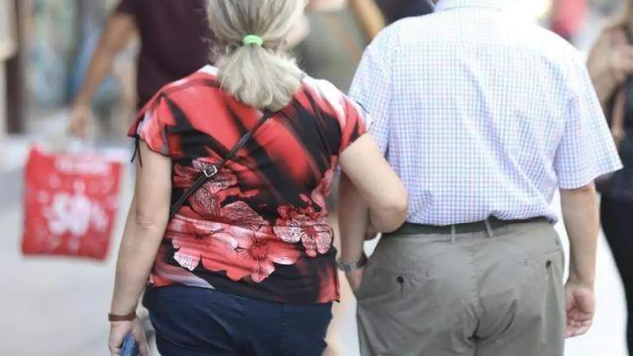  Archivo - Un pareja de jubilados pasea del brazo por una calle de Madrid. - Marta Fern&aacute;ndez Jara - Europa Press - Archivo 