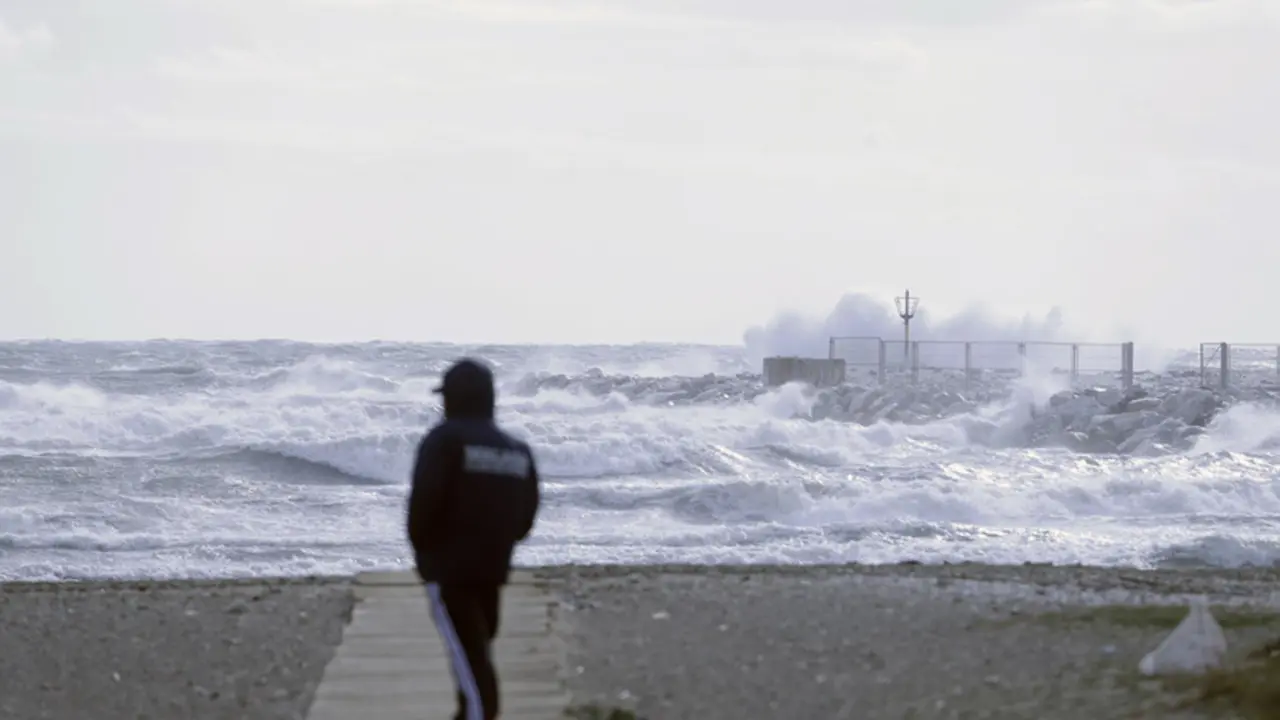  Varias personas en la playa de la Malagueta donde el temporal con vientos de 70 km/h y el litoral malague&ntilde;o registra olas de tres metros, a 10 de febrero de 2023 en M&aacute;laga (Andaluc&iacute;a, Espa&ntilde;a). (Foto de archivo). - &Aacute;lex Zea - Europa Press 