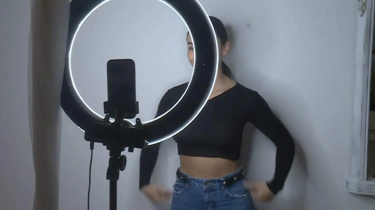  Influencer grabando un TikTok 