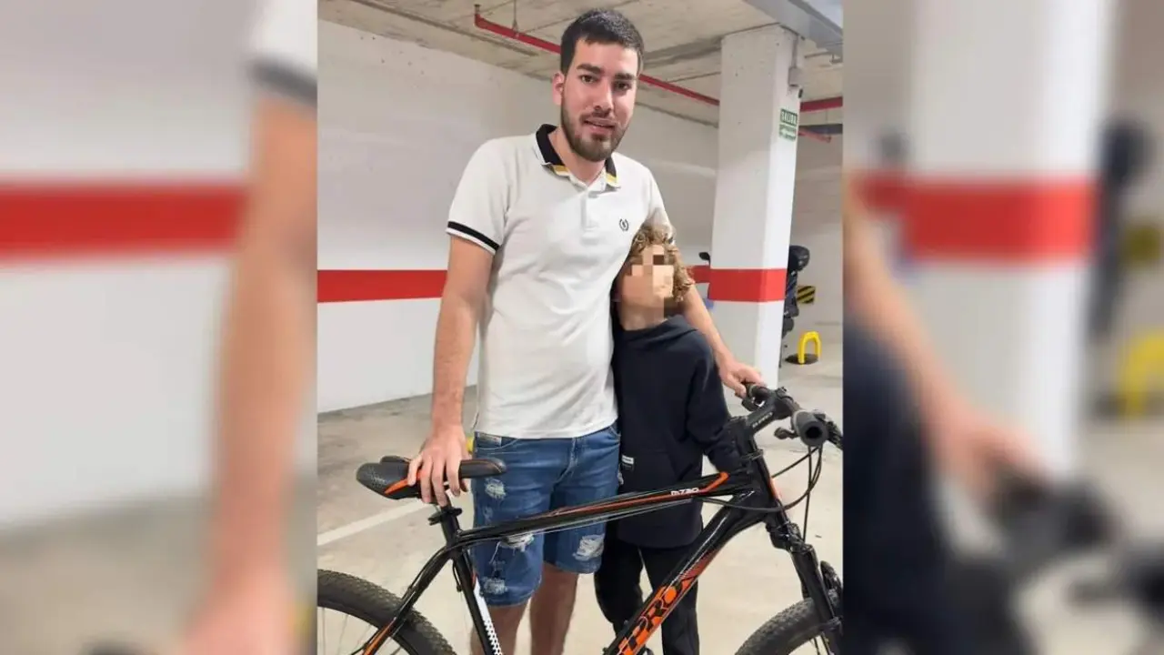  El repartidor con uno de los dos ni&ntilde;os 