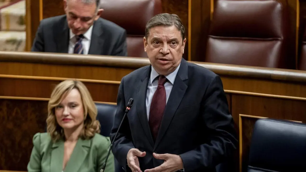  El ministro de Agricultura y Pesca, Luis Planas, interviene durante la sesi&oacute;n plenaria en el Congreso de los Diputados, a 21 de febrero de 2024, en Madrid (Espa&ntilde;a). - A. P&eacute;rez Meca - Europa Press 