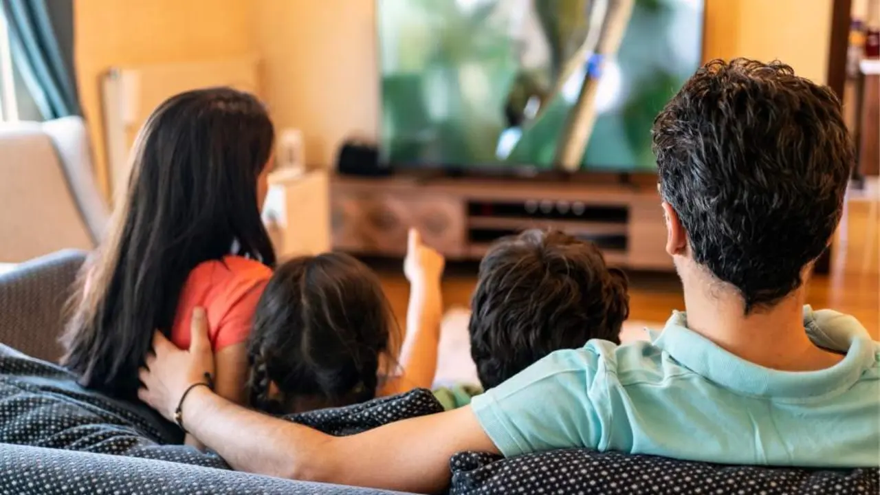  Familia viendo la televisi&oacute;n 