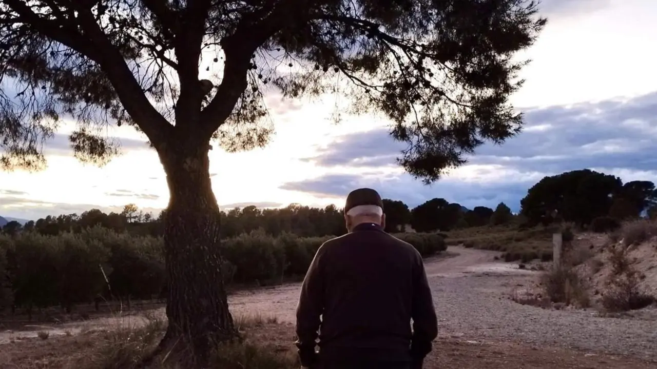  Anciano de espaldas en el campo - UGR 