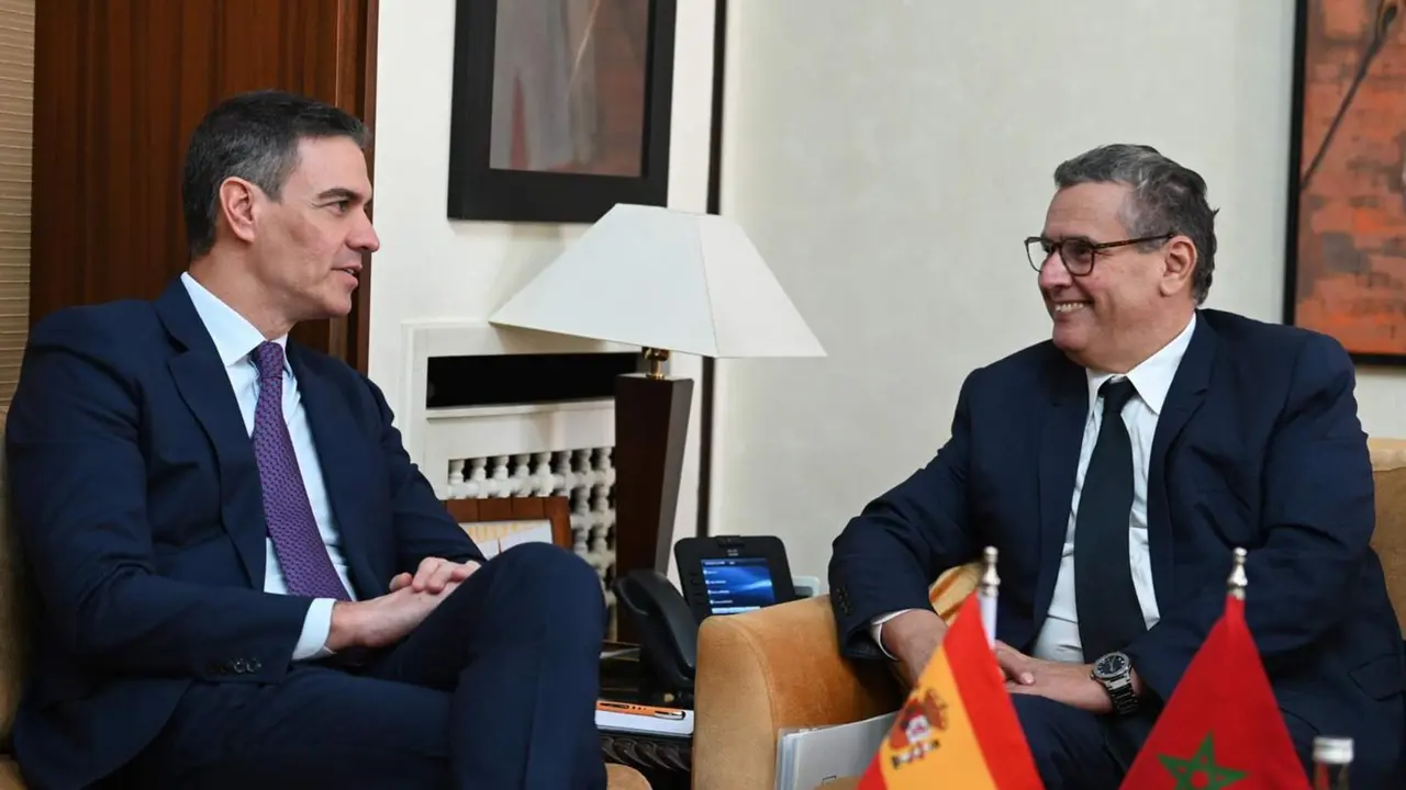  El presidente del Gobierno espa&ntilde;ol, Pedro S&aacute;nchez (i), se re&uacute;ne con el primer ministro de Marruecos, Aziz Ajanuch - Moncloa 