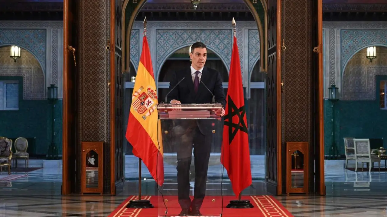  El presidente del Gobierno espa&ntilde;ol, Pedro S&aacute;nchez, ofrece una rueda de prensa tras ser recibido por el Rey de Marruecos, Mohamed VI, en su primer viaje oficial de esta legislatura a Marruecos, a 21 de febrero de 2024, en Rabat (Marruecos). - Moncloa 