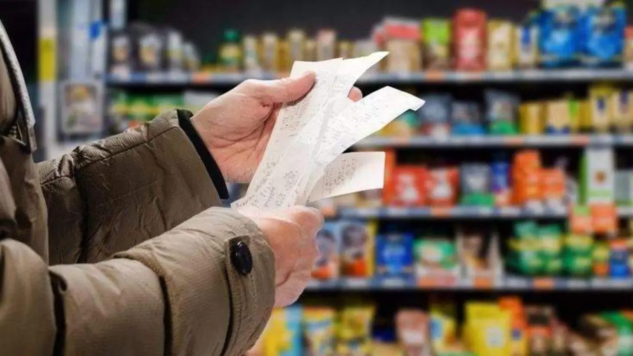  Mujer mirando la lista de la compra 