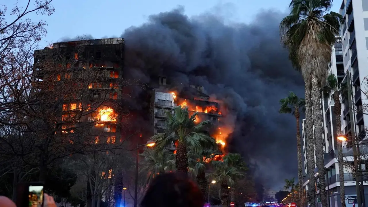  Las llamas devoran dos edificios en el barrio de Campanar (ARCHIVO) - Eduardo Manzana - Europa Press 