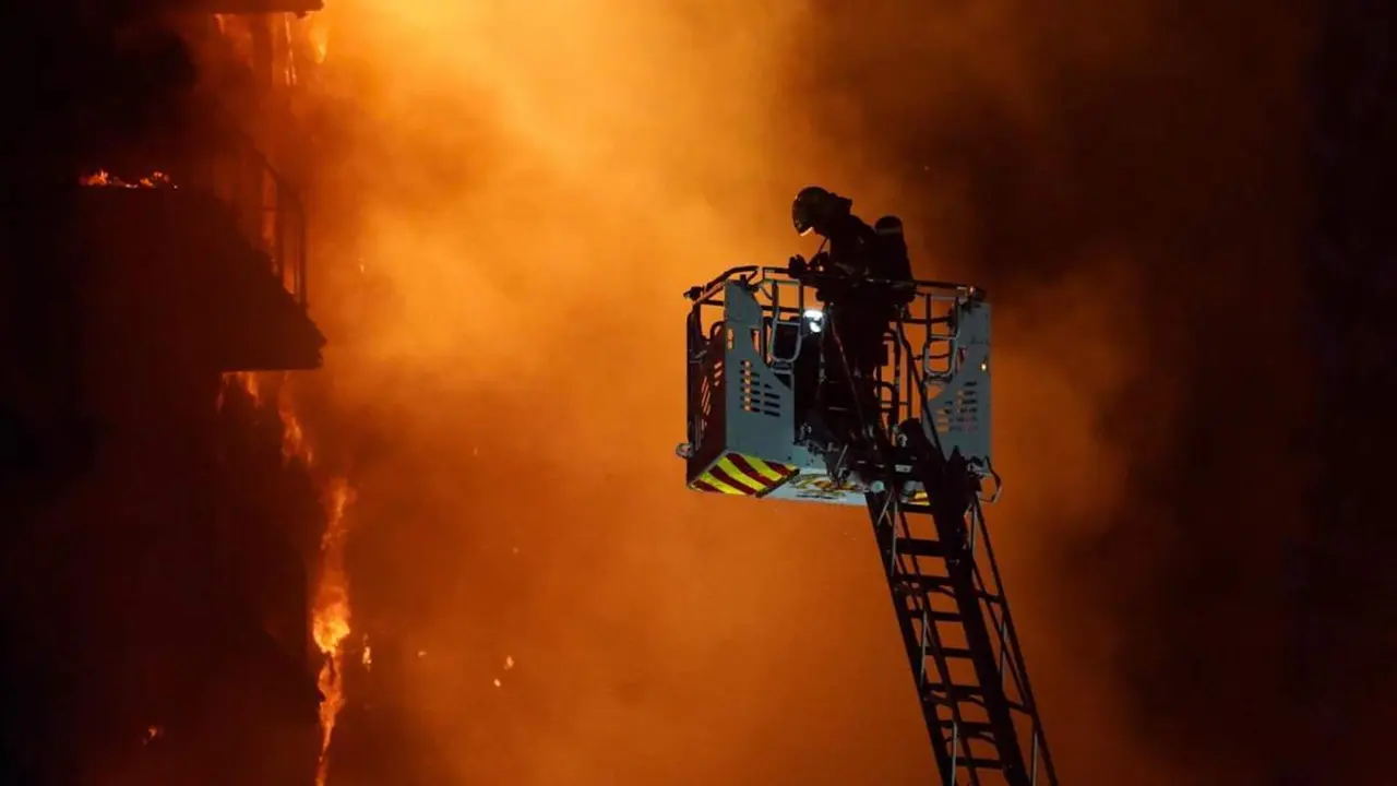  Un bombero trata de apagar el edificio en llamas, en el barrio de Campanar, a 22 de febrero de 2024 - Eduardo Manzana - Europa Press 