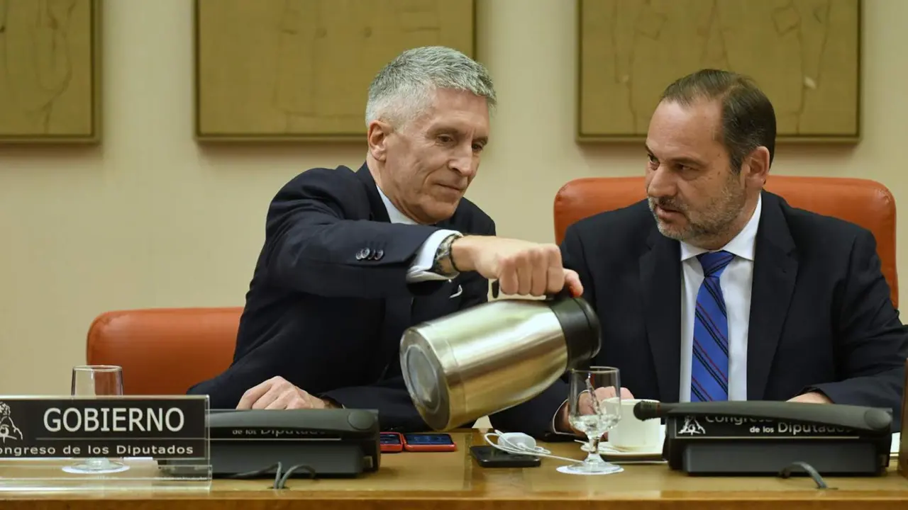  Archivo - El ministro de Interior, Fernando Grande-Marlaska (i), y el exministro de Transportes Jos&eacute; Luis &Aacute;balos (d) en una reuni&oacute;n de la Comisi&oacute;n de Interior - Fernando S&aacute;nchez - Europa Press - Archivo 