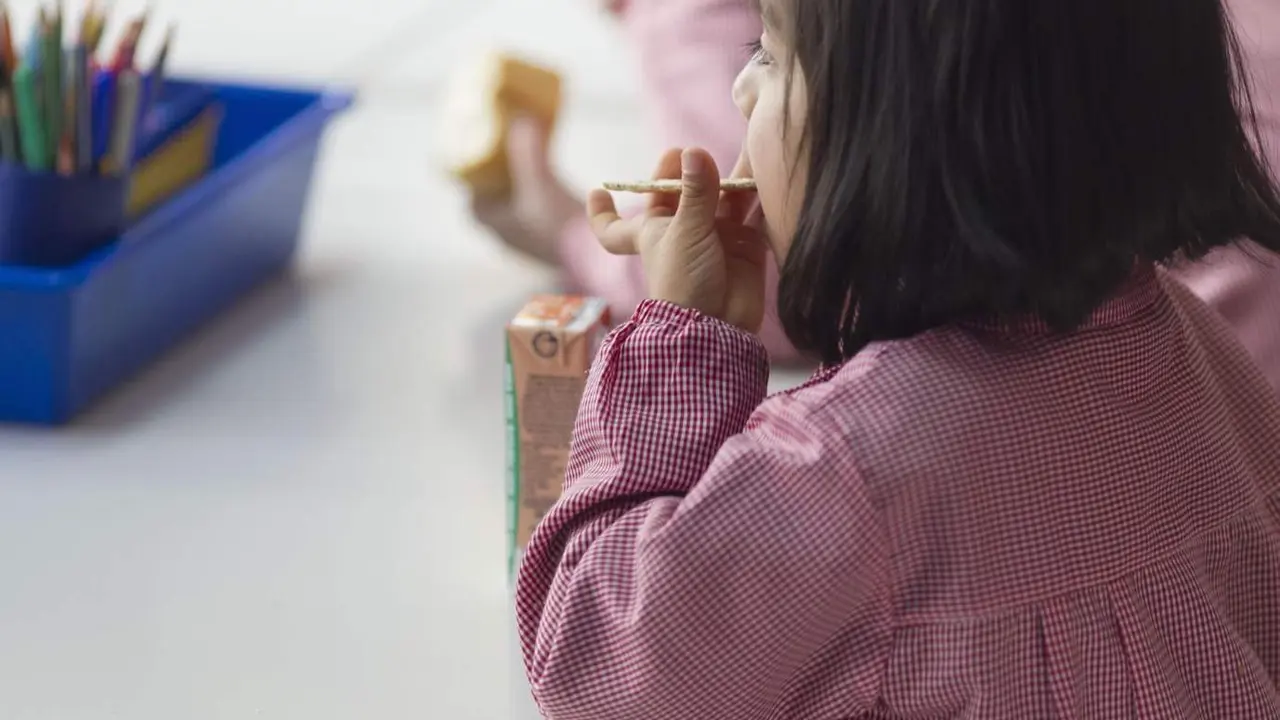  Archivo - Ni&ntilde;a desayunando - EUROPA PRESS - Archivo 