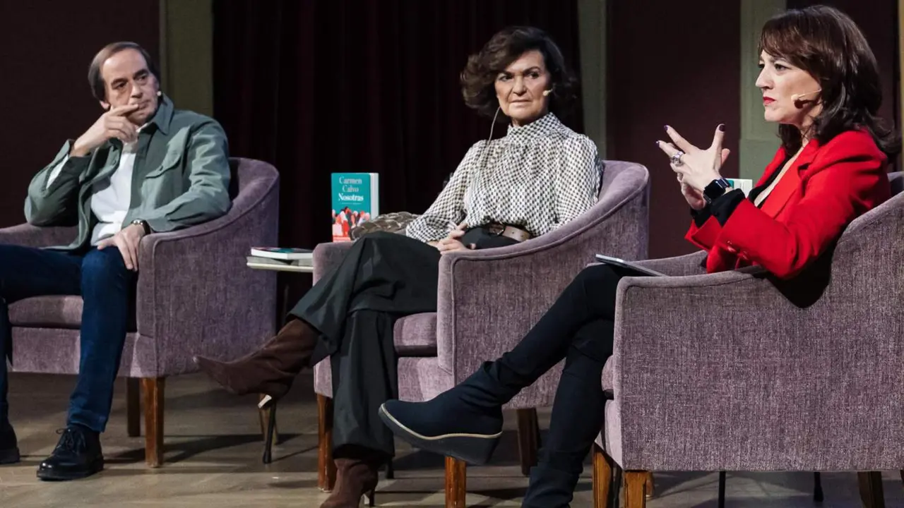  (I-D) El periodista Isa&iacute;as Lafuente; la exvicepresidente del Gobierno, Carmen Calvo, y la polit&oacute;loga Cristina Monge durante la presentaci&oacute;n del libro &lsquo;Nosotras&rsquo; de Carmen Calvo, a 26 de febrero de 2024, en Madrid (Espa&ntilde;a). - Carlos Luj&aacute;n - Europa Press 