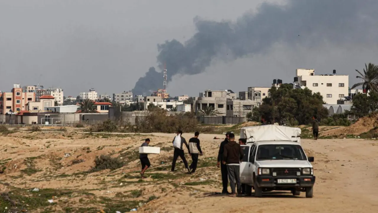  Residentes y voluntarios palestinos reciben a los desplazados que huyeron de la ciudad de Gaza como consecuencia de los continuos bombardeos israel&iacute;es y la falta de alimentos y nutrici&oacute;n - Europa Press/Contacto/Naaman Omar 