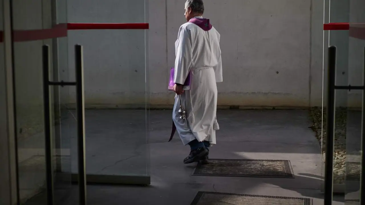  Archivo - Sacerdote - Eduardo Sanz - Europa Press - Archivo 