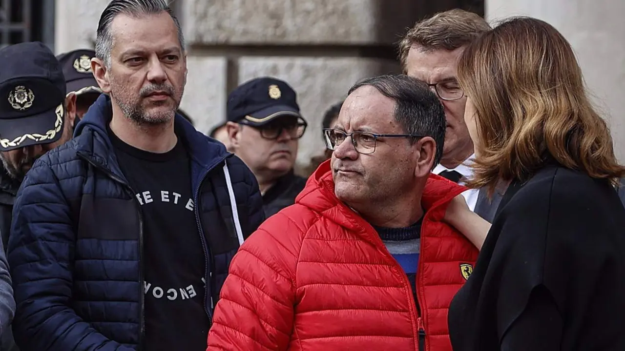  Imagen del conserje (centro) del bloque de edificios arrasado por el fuego en el barrio de Campanar durante el minuto de silencio celebrado el s&aacute;bado en Val&egrave;ncia en memoria de las v&iacute;ctimas - ROBER SOLSONA-EUROPA PRESS 