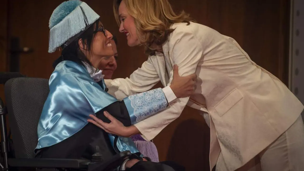  La nadadora paral&iacute;mpica Teresa Perales (i) y la portavoz del Gobierno y ministra de Educaci&oacute;n, Formaci&oacute;n Profesional y Deportes, Pilar Alegr&iacute;a (d), - Juan Barbosa - Europa Press 