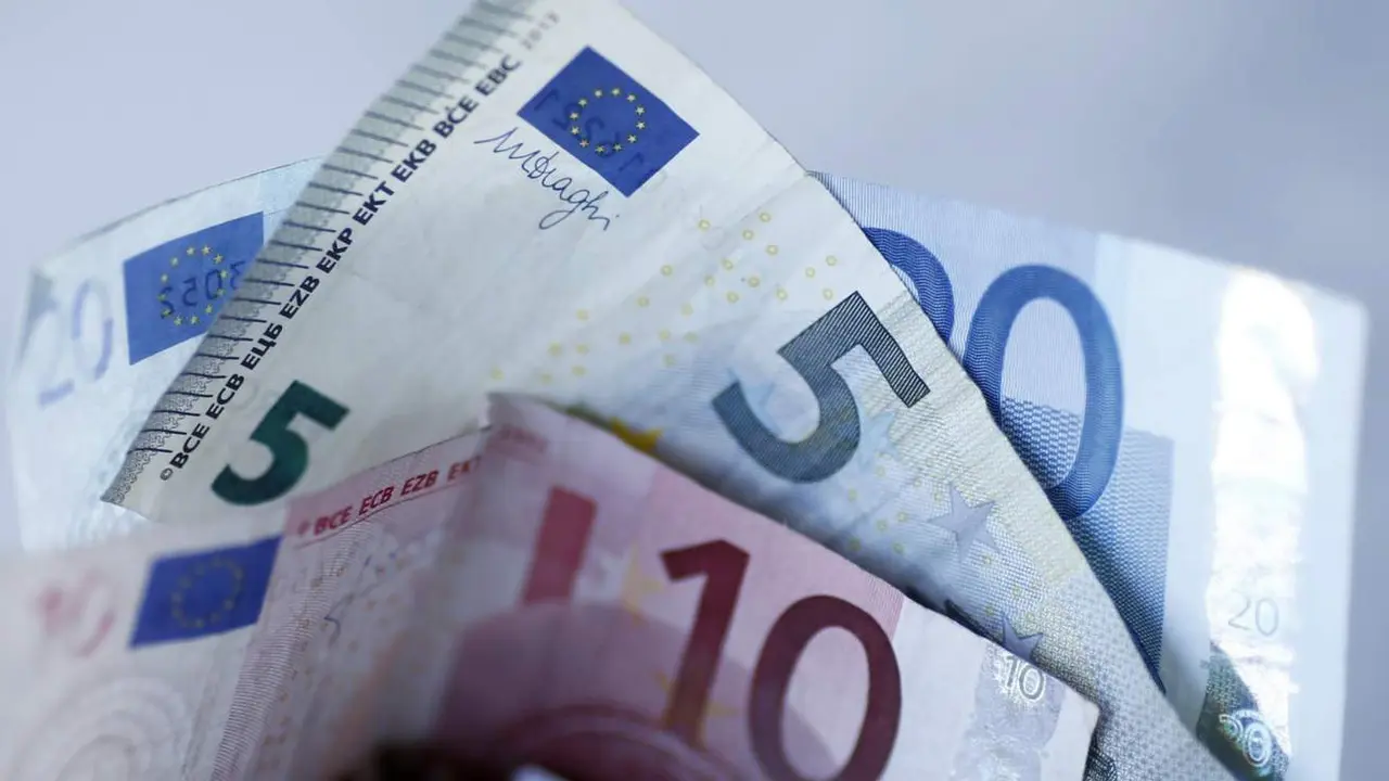  Archivo - Billetes, monedas, euros, euro, dinero - EUROPA PRESS - Archivo 