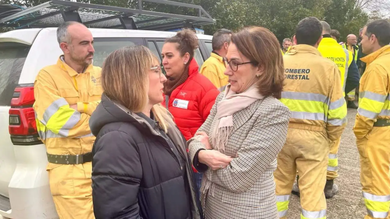  La delegada del Gobierno en Canabria, Eugenia G&oacute;mez de Diego (izda), y la directora general de Biodiversidad, Bosques y Desertificaci&oacute;n del MITECO, Mar&iacute;a Jes&uacute;s Rodr&iacute;guez, durante su visita a la sede de la BRIF de Ruente - DELEGACI&Oacute;N DEL GOBIERNO 