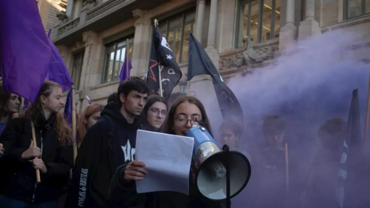  Varias personas protestan durante una concentraci&oacute;n por huelga estudiantil 