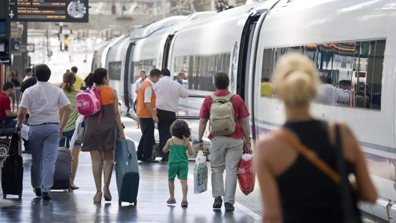  Archivo - Viajeros del AVE - EUROPA PRESS - Archivo 