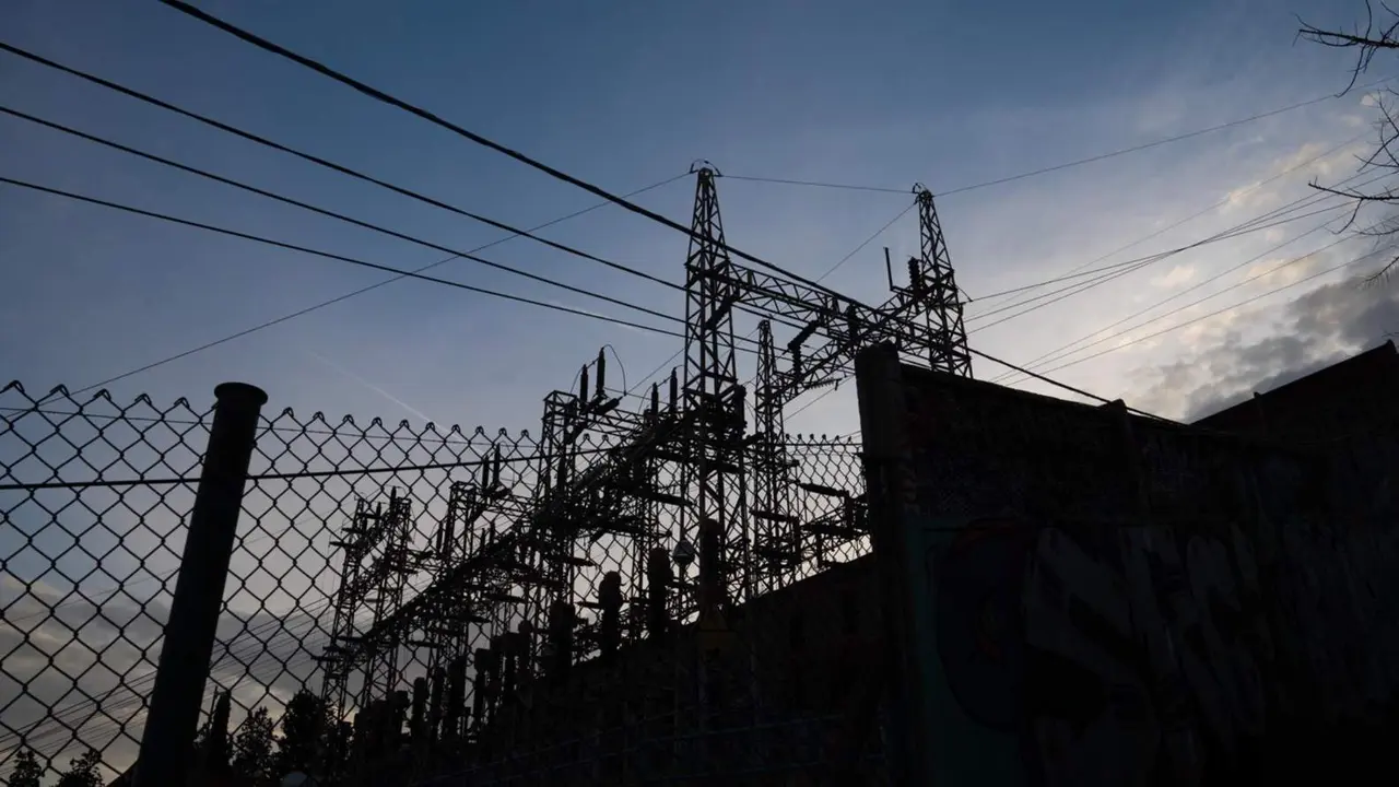  Archivo - Tendido el&eacute;ctrico, a 31 de diciembre de 2022, en Barcelona, Catalu&ntilde;a (Espa&ntilde;a) - David Zorrakino - Europa Press - Archivo 