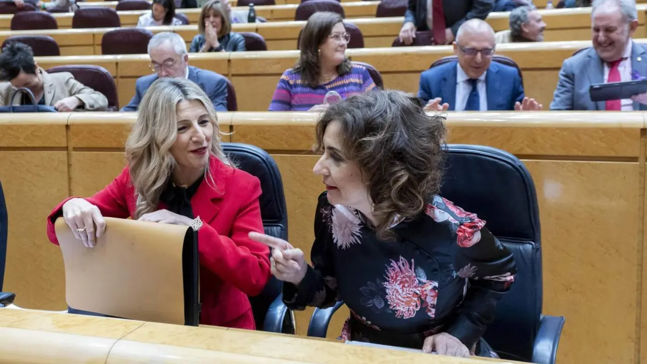  La vicepresidenta segunda y ministra de Trabajo, Yolanda D&iacute;az (i) y la vicepresidenta primera y ministra de Hacienda, Mar&iacute;a Jes&uacute;s Montero. - Alberto Ortega - Europa Press 