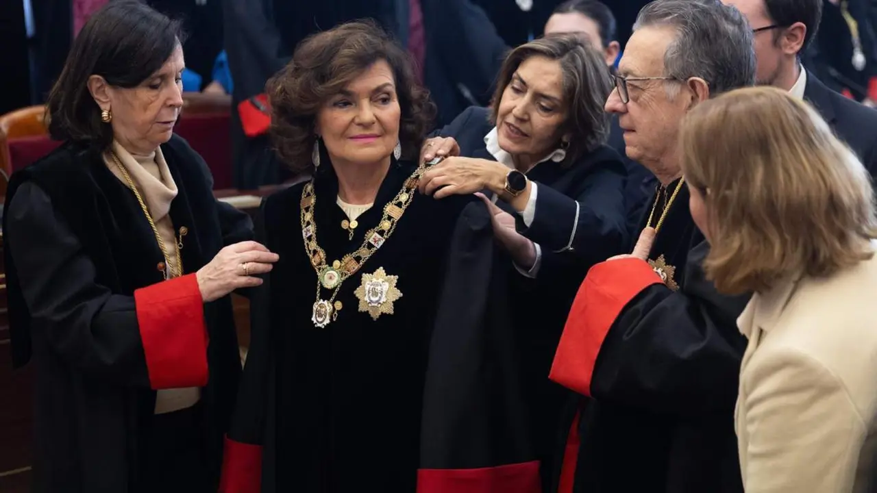  La consejera electiva y ex presidenta del Tribunal Constitucional, Mar&iacute;a Emilia Casas Baamonde (i), la nueva presidenta del Consejo de Estado, Carmen Calvo (2i), y el consejero permanente y presidente de la Secci&oacute;n Primera, Miguel Herrero y Rodr&iacute;guez de M - Eduardo Parra - Europa Press 