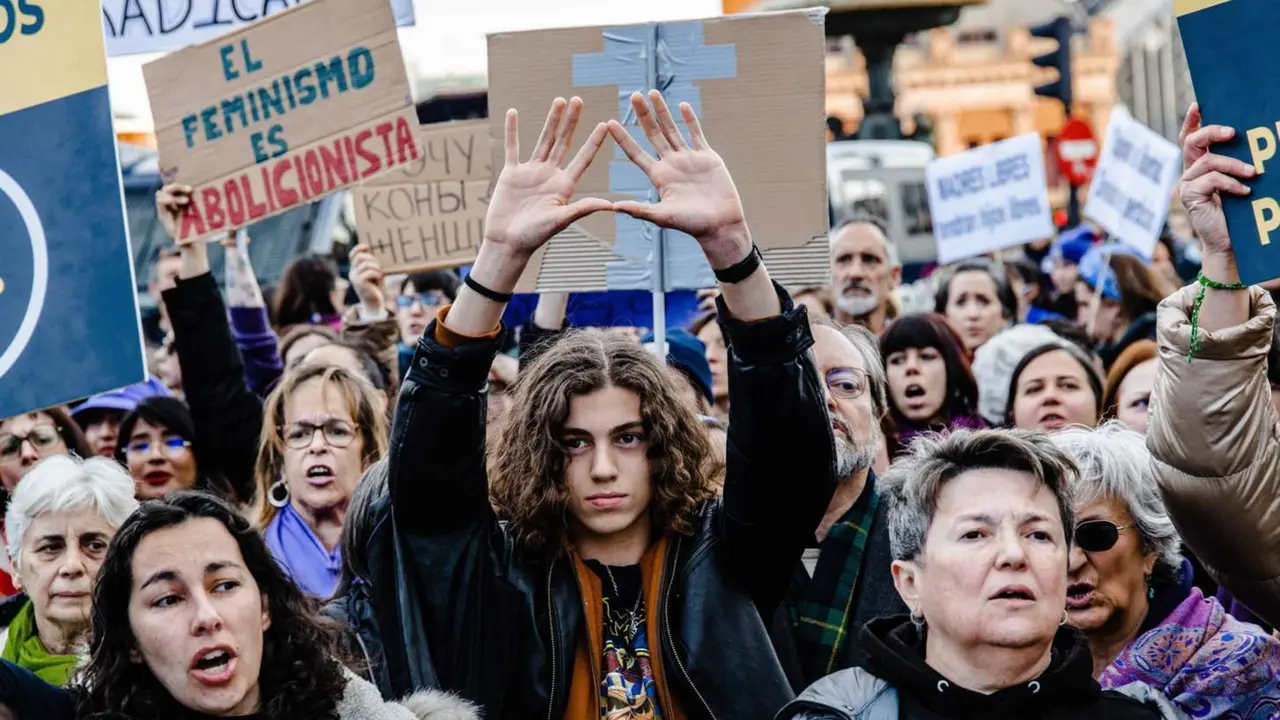  Archivo - Cientos de personas durante una manifestaci&oacute;n convocada por el Movimiento Feminista de Madrid por el 8M, D&iacute;a Internacional de la Mujer, a 8 de marzo de 2023, en Madrid (Espa&ntilde;a). - Carlos Luj&aacute;n - Europa Press - Archivo 