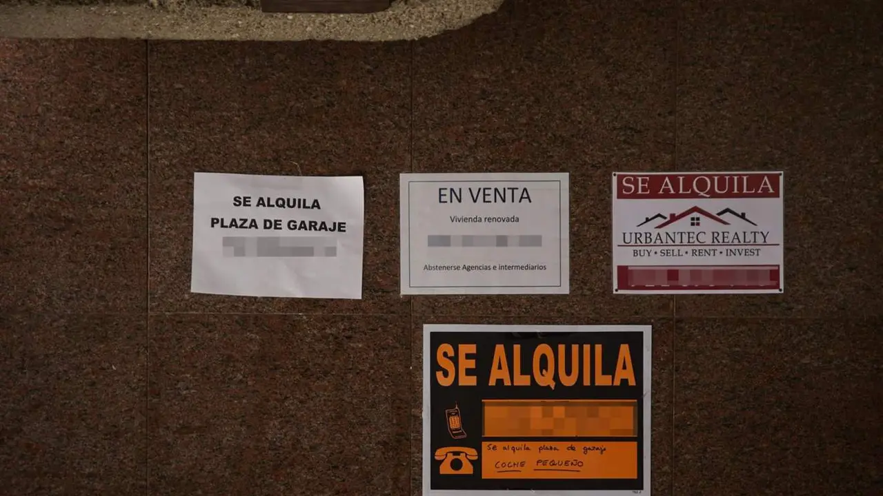  Archivo - Carteles de venta y alquiler de viviendas y plazas de garaje en el barrio de Almagro - Jes&uacute;s Hell&iacute;n - Europa Press - Archivo 