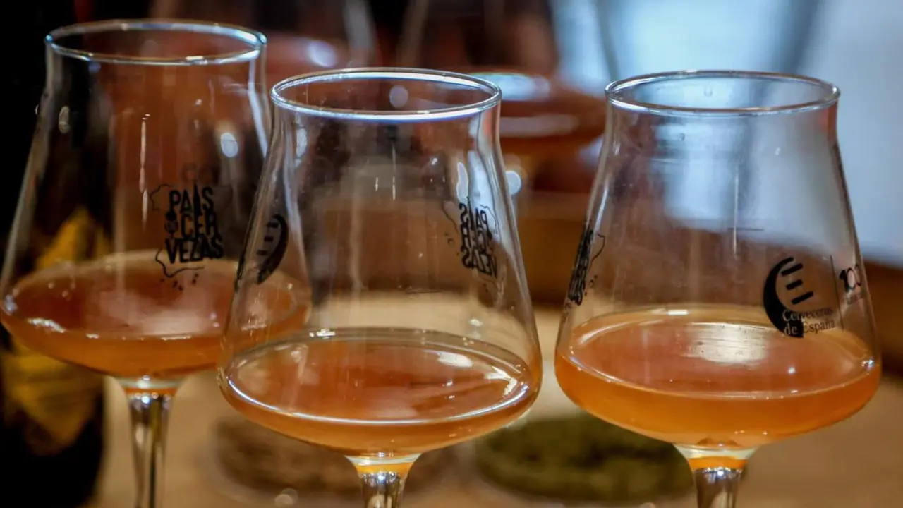  Archivo - Varias copas de cerveza rubia - Ricardo Rubio - Europa Press - Archivo 