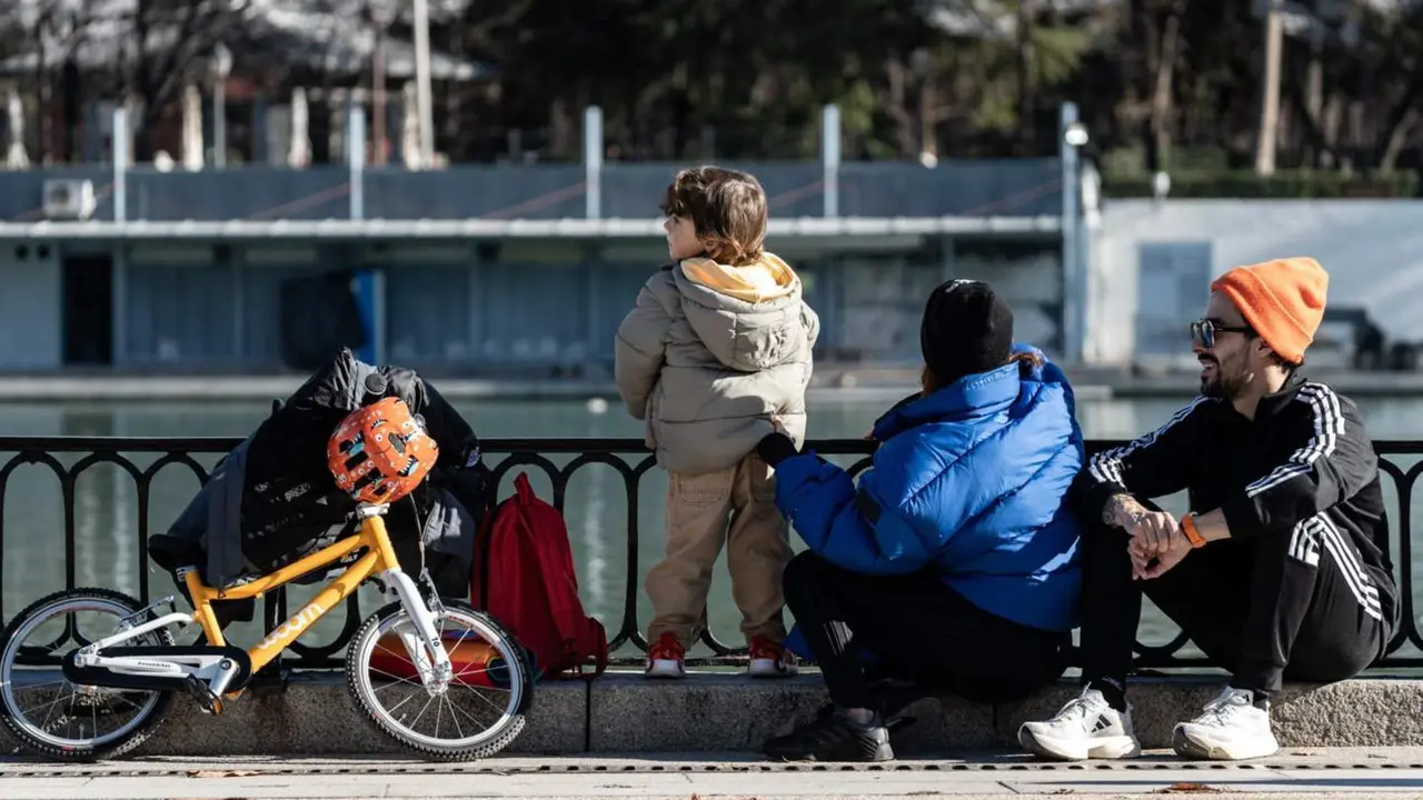  Archivo - Varios ni&ntilde;os juegan con sus juguetes, en el Parque de El Retiro, a 6 de enero de 2024, en Madrid (Espa&ntilde;a). Los espa&ntilde;oles han gastado un 36% m&aacute;s en compras de Navidad este a&ntilde;o que en 2022, con un gasto medio de 410 euros, seg&uacute;n datos de Milanunci - Diego Radam&eacute;s - Europa Press - Archivo 
