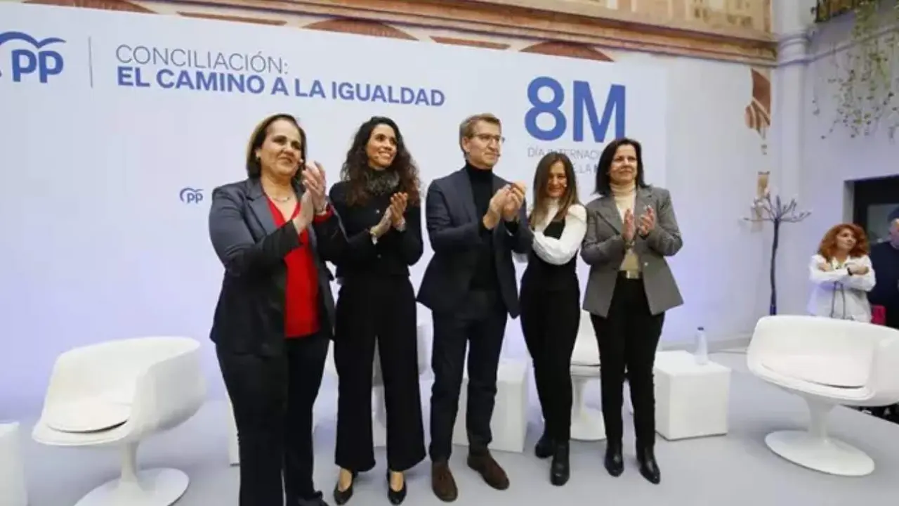  Alberto N&uacute;&ntilde;ez Feij&oacute;o junto a las participantes del coloquio del PP sobre el 8M.<br>- MADERO CUBERO/EUROPA PRESS 
