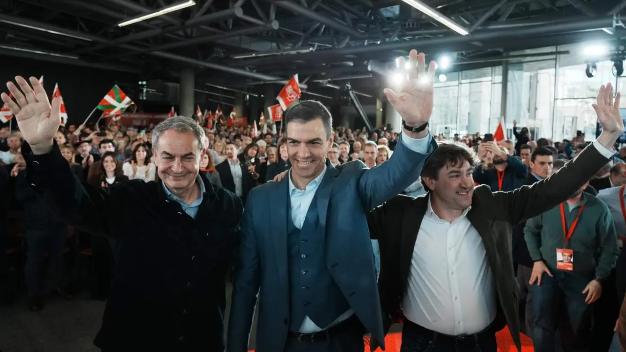  El expresidente del gobierno Jos&eacute; Luis Rodr&iacute;guez Zapatero, el presidente Pedro S&aacute;nchez y el candidato a lehendakari Eneko Anduez, en Bilbao - HUMBERTO BILBAO - EUROPA PRESS 