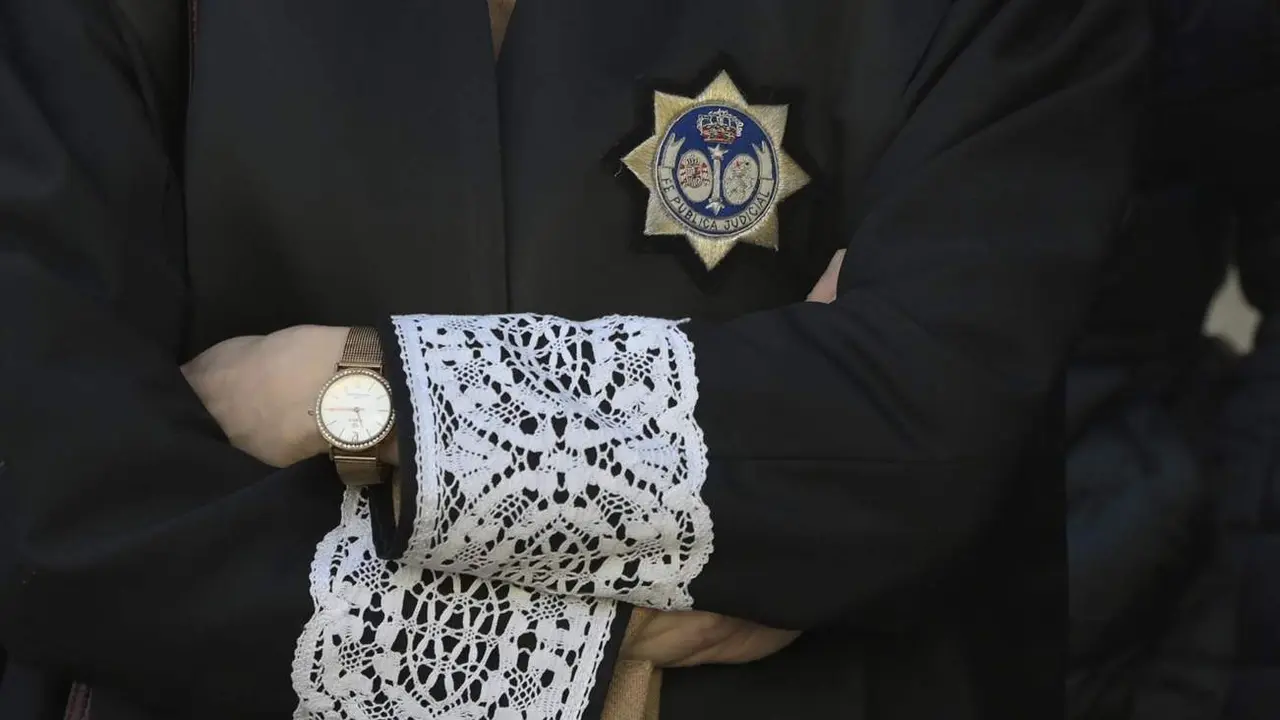  Archivo - Detalle de la toga de un letrado de la Administraci&oacute;n de Justicia durante una concentraci&oacute;n ante la Delegaci&oacute;n del Gobierno en Galicia, a 15 de febrero de 2023, en A Coru&ntilde;a, Galicia (Espa&ntilde;a). - M. Dylan - Europa Press - Archivo 